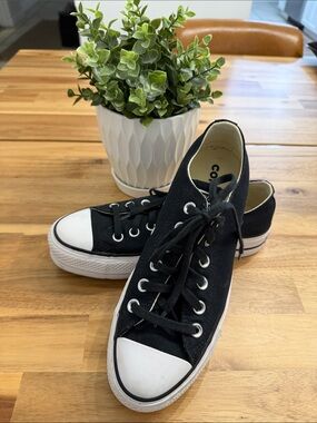 Classic Black Canvas Low-Top Sneakers with White Toe